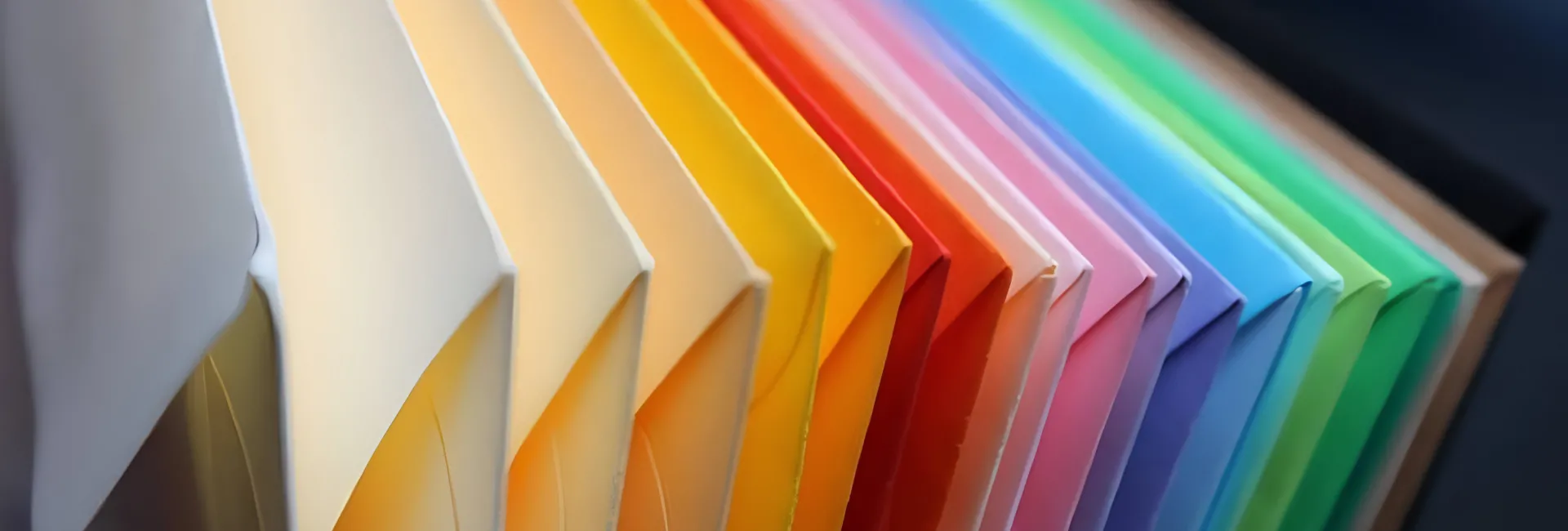 Több száz borítékvariáció.